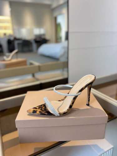 价格p： 吉安维托 罗西 Gianvito Rossi 露趾凉鞋搭配细高跟，性感而精致。 吉安维托 罗西 Gianvito Rossi 秉承了其传统意大利工艺，