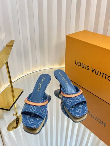 顶级版本Lv 驴家 25Ss 丹宁牛仔太好看了 很少做Lv家的单品 但是这双小猫跟我真的是没法拒绝啊！原版购入 用心开发 鞋跟都是开模定制 老花单宁色搭配的棕色
