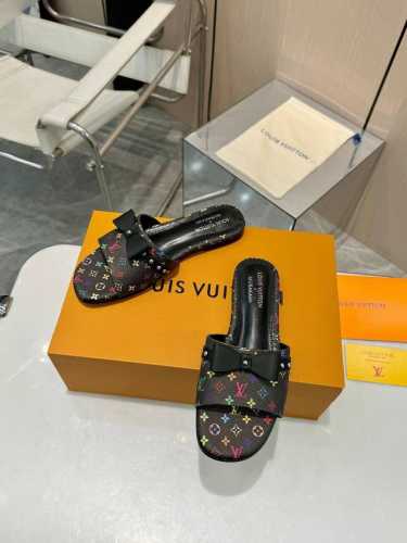 跟高5.5Cm 顶级版本时尚必备 Lv路易威登高跟拖鞋，奢华新体验 今天给大家推荐一款路易威登的绝美拖鞋 它采用高档真皮底，脚感舒适，每一步都仿佛走在云端。 高