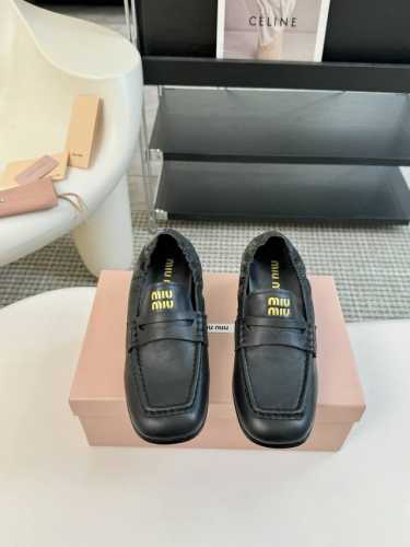 高跟 代购级 Miu Miu 24ss秋冬季 布洛克方头乐福鞋 这款布洛克鞋线条简约设计经典，饰以Miu Miu徽标搭扣等金属细节。 鞋面采用了进口 胎牛皮 羊