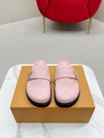 女款 L’V Cosy Comfort平底毛拖采用绒面牛皮革包裹舒软羊毛皮革内衬，以韧性鞋垫和轻盈微型外底升级舒适体验。装饰彰显考究质感，恰似经典Twist手袋