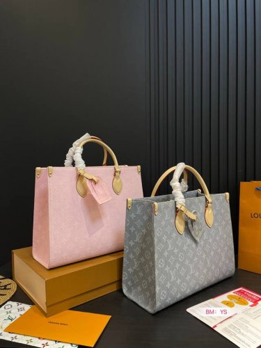 配折叠礼盒 Lv 中古牛仔 Onthego妈咪袋 性价比之王这是一款超赞的包型，灵感来自于恶搞Lv的街头品牌，曾经的曾经，Louis Vll Litton永远不