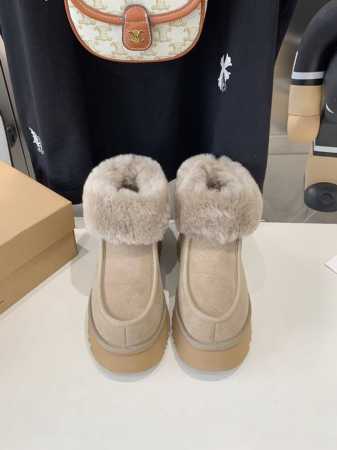 出厂价 UGG雪地靴上新：2024最新款，款号：22553，延续一直爆火的小圆头设计，增加最新防滑搓衣板大底，浓浓密密的翻口毛，百搭，看看我家的头型胆位，历经3 - 点击图像关闭