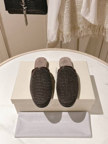 出厂价p 独家款 市场最高品质 Brunello Cucinelli Bc平底拖鞋材质：进口拉菲草／羊皮 纯手工串联珠链配饰。专柜原版注塑真皮大底 码数：35-