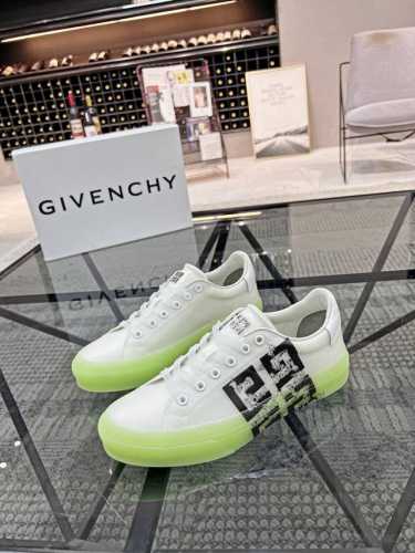 实价 G 顶级代购 纪 炸街情侣新品来袭，超人气运动爆款专柜新款，原厂配置意大利进口牛皮搭配花纹牛仔布，经典的外观搭配新底更加潮达人，进口水染牛皮内里垫，透气舒