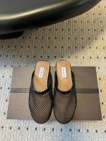 代购级 Alaia 25 同步专柜渔网半拖 爆款单品，时下流行审美。Alaia极简风太火了 所以趁着有热度，赶紧时髦一把！ 码数： 35 42 40.41.42