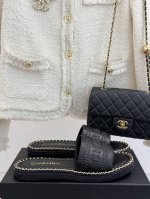 厂价 Chane*｜小香25C春夏新品度假 链条字母厚底拖鞋 这一季度假凉拖系列真的超美 搭配字母装饰 简约又百搭 上脚超级美的 怎么看怎么好看 Go 材质 鞋