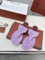 Loro Piana*顶级正品级夹脚拖鞋购买原版1:1复制 于1924年4月24日一手创立现有的Loro Piana公司。家族经营至今已是第六代，为讲求品味及对