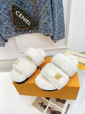 LV 最新版面new arrival ～毛毛鞋半拖毛拖 winterbreak comfert 平底拖鞋 LV 金属字母扣 室内外穿着皆宜。纯羊羔毛材质，水台高 - 点击图像关闭