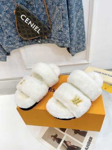 LV 最新版面new arrival ～毛毛鞋半拖毛拖 winterbreak comfert 平底拖鞋 LV 金属字母扣 室内外穿着皆宜。纯羊羔毛材质，水台高