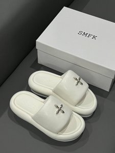 橙子出厂价 SMFK 2024新款 十字花系列面包拖鞋 厚底凉拖 抢先首发，上脚萌到我了，非常可爱，简单百搭的极简风国潮，新作继承了诸多品牌制胜的流行元素，势必
