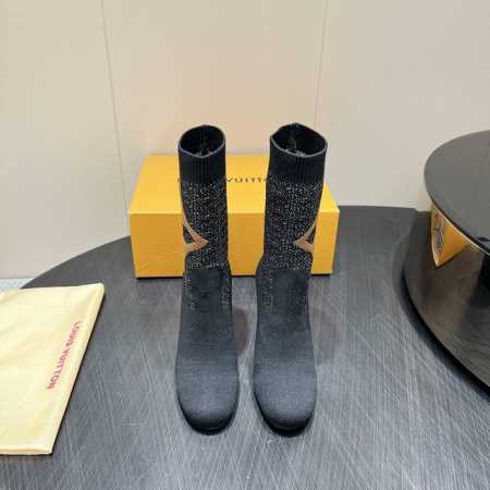 出厂: 独家顶级版本 Lv2025Vs秋冬新款时装靴系列 圆头粗跟长靴 Silhouette 踝靴在本季以超柔软小牛皮重新演绎 系在领口上的条带赋予其极具女人味 - 点击图像关闭