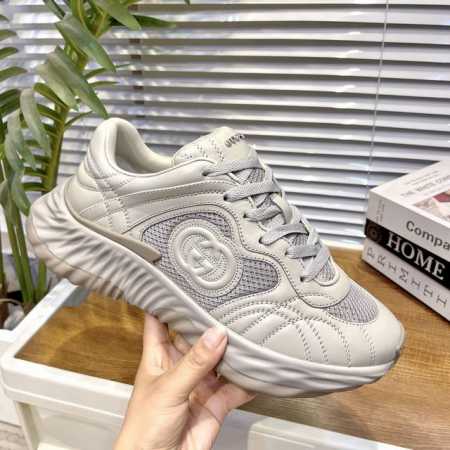 Gucci 24P最新款波浪鞋；老爹鞋；运动鞋；情侣款系列 Gucci Ripple系列运动鞋采用创新缝线工艺制作，皮革设计搭配三维立体互扣式双g皮质标饰和gu - 点击图像关闭