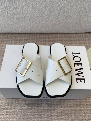 LOEWE 罗意威 25ss 春夏新品 交叉 方扣 拖鞋 疯狂种草简约设计感觉更干净优雅让你念念不忘 颜色也很耐看漂亮，上脚瞬间气质十足气场，简直无敌帅气有型鞋