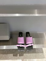 balenciaga巴黎世家方头搭扣高跟拖鞋 将时髦发挥到极致的 巴黎世家方头时装鞋 巴黎世家的鞋子绝对开了挂 每一双都想去入 因为真的每一对都自带时髦感 整双