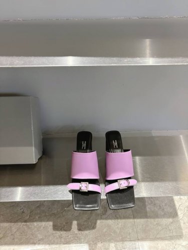 balenciaga巴黎世家方头搭扣高跟拖鞋 将时髦发挥到极致的 巴黎世家方头时装鞋 巴黎世家的鞋子绝对开了挂 每一双都想去入 因为真的每一对都自带时髦感 整双