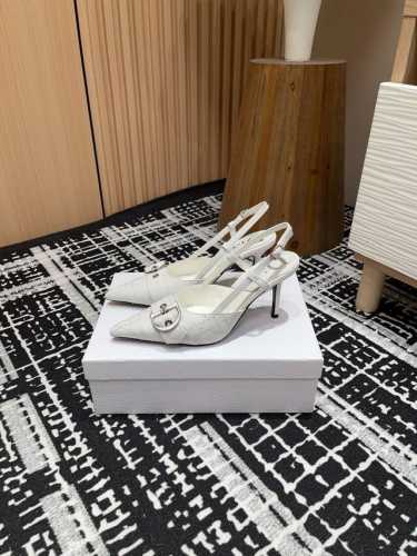 Dio*2025 春夏新品中古电绣高跟鞋 延续D家永恒经典！这款鞋低调不失华丽 性感又不显张扬 鞋型是大家都爱的秀气款 非常非常显瘦 侧面整个弧度将脚部曲线完美