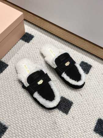 顶级品质 miumiu ss24new arrival～ Miu家2024秋冬新款半拖毛毛鞋 这款半拖毛毛鞋超好看，超轻便，超好穿， 居家户外都适宜！舒适又保暖 - 点击图像关闭