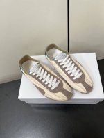 MaisonMargiela MM6德训休闲鞋鬼才设计师品牌，一个轻奢品牌上脚很百搭哦，也很随脚舒适，这一款德国训练鞋延续了经典的T形真皮拼接设计，经过设计团队