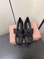 MiuMiu蝴蝶结 玛丽珍时装鞋 真的好仙好美，小方头撞色设计风格，时尚简约，增高又百搭，上脚超好看，～实物真的超美！追求质感和秋夏明亮色系的组合LOOK 进口