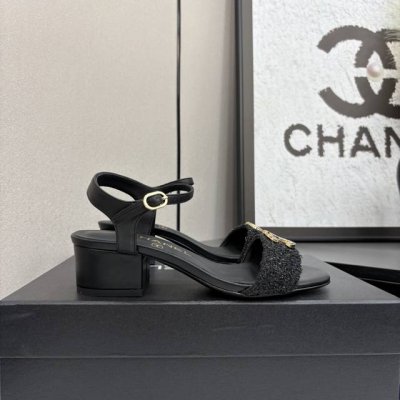 2025Ss Chanel香奈儿C家中跟凉鞋 标志性双C扣奢华吸睛 彰显品牌格调 多样色彩与材质 适配不同穿搭场景 无论是漫步街头还是出席派对 它都能提升气质