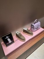 PRADA 普拉达2024秋冬新款△三角标一脚蹬羊毛鞋，厚底靴 雪地靴 双色擦色牛绒真羊羔毛棉靴雪地靴真皮沿条 双色TPU大底 材质细节可对比原版，市面普通版本