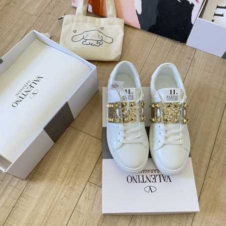 出厂 Valentino 华伦天奴顶级专柜 官网同步 独家首发 Valentino华伦天奴 情侣限定 专柜新配色 小红书热搜新款 同款明星穿搭 原版开模 代购版 - 点击图像关闭
