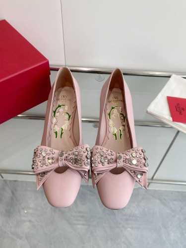 P380￥P Valentino 华伦天奴25Ss早春新款蝴蝶结中跟单鞋 鞋面：进口羊皮 内里: 进口羊皮 垫脚：进口羊皮 大底：意大利真皮大底 跟高：3.5C