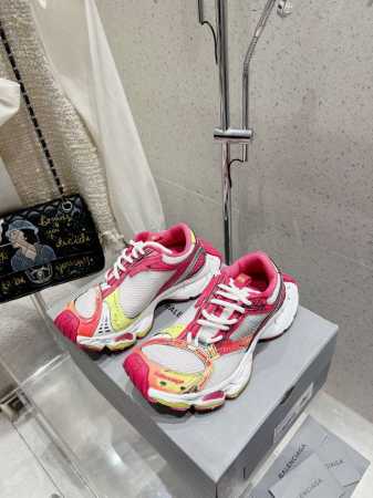 情侣款 Balenciaga巴黎世家最新订书机 老爹鞋 情侣款 休闲这双鞋特点可以用三个关键词概括：复古，阔型，老爹鞋 配送专柜精美包装 面料：原版定制进口科技 - 点击图像关闭