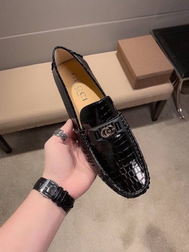 品牌古奇，英文名gucci，官方旗舰店休闲豆豆鞋，巴黎时装周走秀款，惊世骇俗，古奇不一样的感觉，自然不失高雅，[爱情] 鞋面采用头层进口意大利牛皮，头层羊皮内里