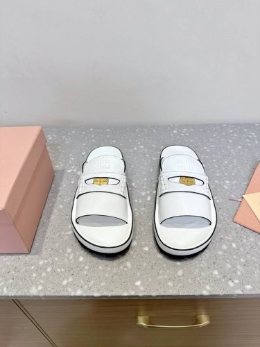 Miu Miu 缪缪 25Ss春夏新款 金币沙滩拖鞋 现在的Miu怎么也香里香气的了，但是Miu家的更秀气，橡胶大底更实用，三维立体效果 金属字母微标富有撞色效