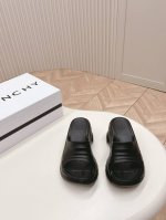 纪梵希Givenchy棉花糖厚底坡跟拖鞋出圈 火爆全球 Ins博主人手一双 这双Marshmallow鞋，设计感巨潮！可拉长腿部线条！坡跟设计走起来很稳 又有舒