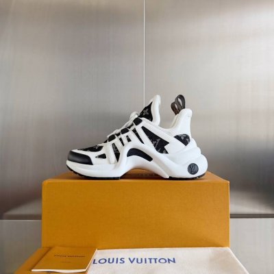 出厂 Louis Vuitton 路易威登休闲老爹鞋 弓形运动鞋 新配色 本款 Lv 运动鞋一展随性多元姿态，牛仔布衔接标志性弹力波浪形外底，搭配柔和低帮设计。