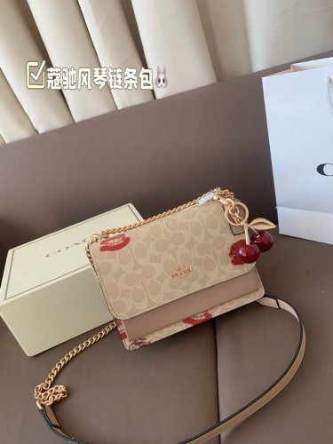 配盒子 蔻驰 专柜同款Coach 蔻驰风琴链条包 Tabby新款系列。皮质柔软细腻简洁大方。多层夹层 链条斜挎款 尺寸21 16