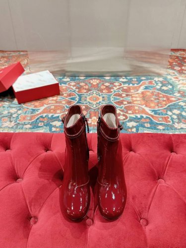 Roger Vivier｜Rv经典秋冬 粗跟短靴系列 鞋面:采用原厂皱漆牛皮 内里:垫脚混种羊皮 大底:意大利进口真皮大底 Size:35-39 40定制