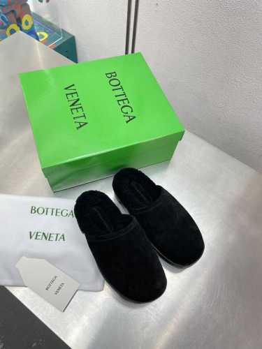 BV风雪地靴毛拖 好穿就算了还那么显瘦！ 黑色 很难不爱厚底拖鞋 保暖的同时还增高显瘦~而且怎么搭都好时髦。 焦糖色还hin适合今年大热的美拉德穿搭 一起期待n