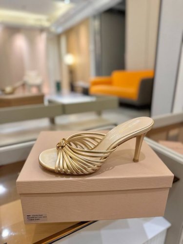 价格P： Gianvito Rossi 2025新款拖鞋 原版开发 顶级版本 代购品质 一双超美的大宝石搭配真丝尖头高跟拖鞋。大宝石在鞋面上闪耀，仿佛把银河踩在
