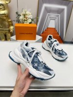 LV路易威登Run 55 运动鞋拼合网格面料、橡胶和粘胶等科技材质，搭配牛皮革材质，共同洋溢运动格调。Monogram 帆布后袢带等标志性元素传递品牌意趣 35