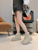 UGG 24秋冬季人手必备单品 搭配系数也是百分百 炸好看比较设计的款，随心所欲 雪地靴显腿细百搭单品时尚感十足穿上气场爆涨 瞬间拉长腿型 鞋面：优质牛反绒 内