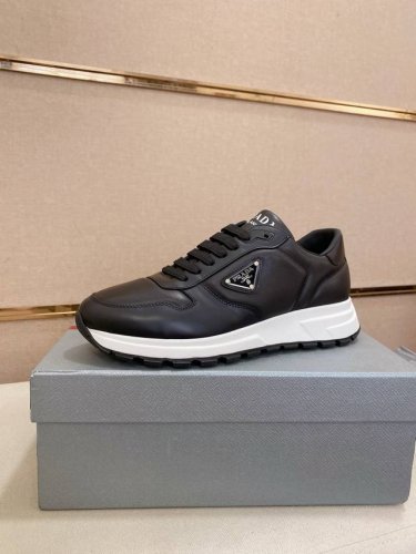 工厂p价 高版本 高品质新款prada 普拉达 专柜同步上市 新款男鞋 面料精选进口头层牛皮 纯手工工艺制作而成 内里:全牛皮内里 高端气垫开模防滑橡胶大底 精