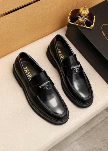 商品商标：Prada 普拉达 休闲皮鞋 正码码数: 39-44 38.45.46订制 商品材料：精选 进口头层开边珠牛皮鞋面+奢华五金扣，进口水染牛皮内里。强烈