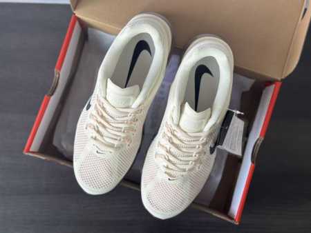 纯原版本，情侣款，运动鞋码。 今天给大家介绍一款超赞的跑鞋 Nk Air Max 2013 复古网布全掌气垫跑鞋。 这款跑鞋采用复古透气网布设计，不仅时尚感十足 - 点击图像关闭