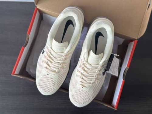 纯原版本，情侣款，运动鞋码。 今天给大家介绍一款超赞的跑鞋 Nk Air Max 2013 复古网布全掌气垫跑鞋。 这款跑鞋采用复古透气网布设计，不仅时尚感十足