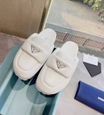prada普拉达面包拖鞋凉鞋 顶级品质 集优雅知性复古可爱于一身 鞋面：原版混种小羊皮 内里：小羊皮 原版橡胶发泡超轻大底 Size：35-40