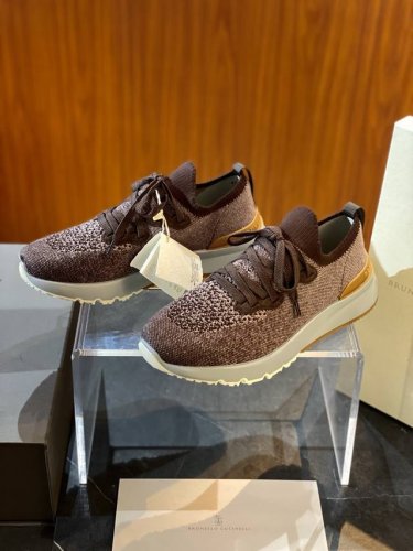 Bc Brunello Cucineli 运动鞋 size 39~45 bc的经典纱线激发了这款运动鞋的精致与运动品味 杂色针织品鞋面极致轻盈且富有弹性 鞋子两