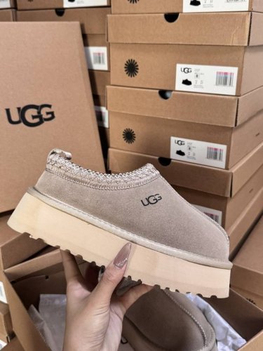 橙子出厂价 厚底 皮毛一体 官网对版大底 民族风款 ～～UGG 周冬雨同款 厚底低帮雪地靴毛毛鞋 寒冬刷星“暖潮风” UGG改头换面刮起雪地里的时尚感。全羊皮毛