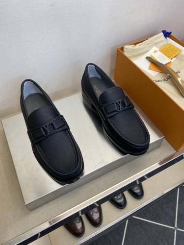 L*V 独家高品 时尚正装皮底 正码 39一44 经典款小皮鞋型 货 重金打造模版小牛皮压荔纹 并非市场现成材普通材料 顶级手工艺 意大利全面进口原皮料小牛皮