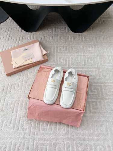 出平底 高跟 MiuMiu谬谬2025 早春走秀款乐福鞋 中性中古风 于多重场景中流露风格主张 步履之间焕发独特之美 皱松紧设计随心搭配 面料小牛皮 内里垫脚绵