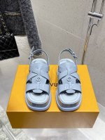 顶级版本 Louis Vuitton Lv春夏厚底漆皮水台凉鞋.单宁色搭配的牛漆皮皮质，也太出彩了！性感舒适，拉满了夏日美鞋能给的满分情绪价值.凉鞋的造型也很乖
