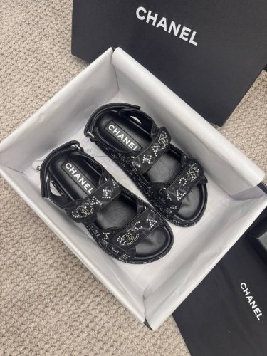 烫钻 新版面！高版本！Chanel 202点新色魔术贴凉鞋版面！ 所有的颜色我家都有！！鞋面进口面料，垫脚内里羊皮，多层真皮大底。 均配专柜顶级包装！ Size